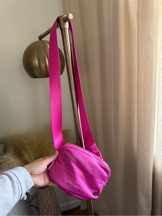 lululemon athletica Handbags - Lululemon Everywhere Belt Bag - Sonic Pink